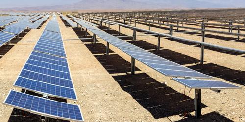 阿塔卡马沙漠中的太阳能电池板